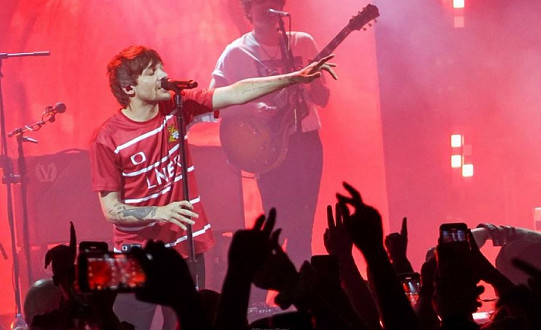 Fans travel to Doncaster from America to See Louis Tomlinson Play LIVE at the Doncaster Dome!